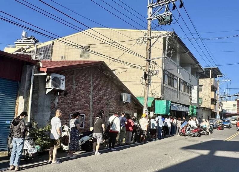 埔里40年老麵行熄燈 民眾大排長龍搶最後一味