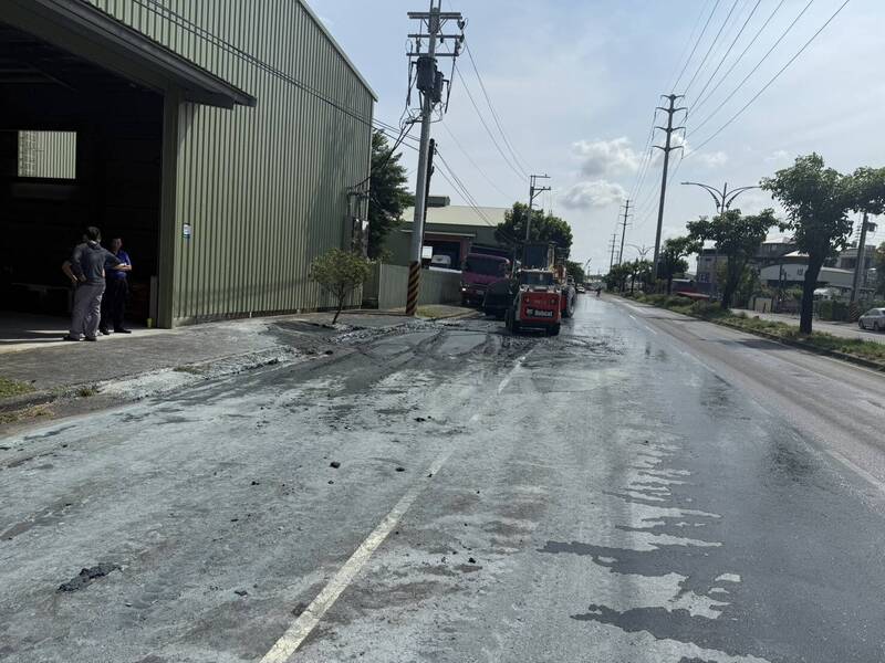 高雄大卡車泥漿外溢污染路面 騎士驚險通行
