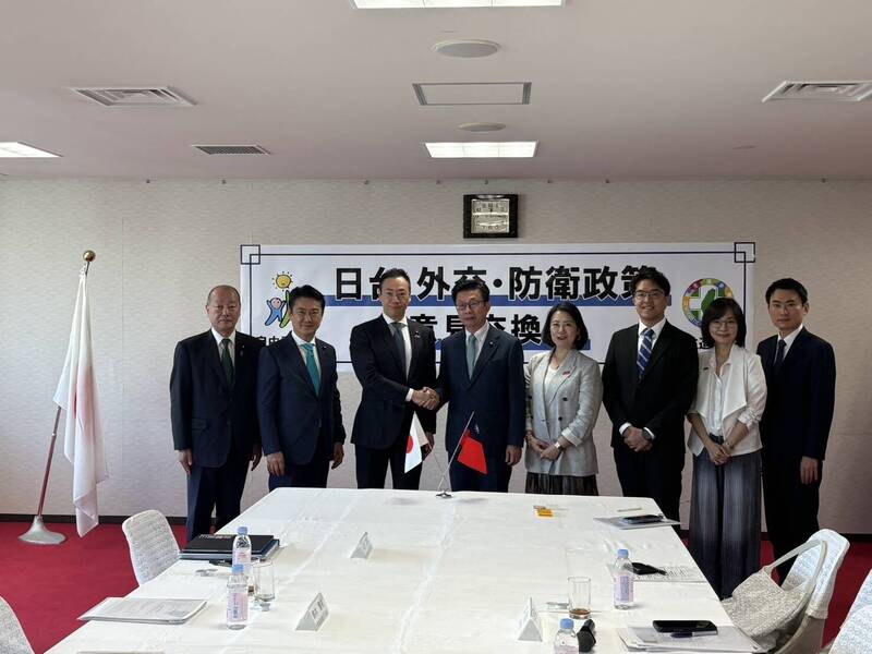台日執政黨今天在東京舉行第7次「外交、防衛政策對話」，台方團長立委郭國文（左4）與眾議員鈴木馨祐（左3）等參加者在會後合影。（民進黨提供）