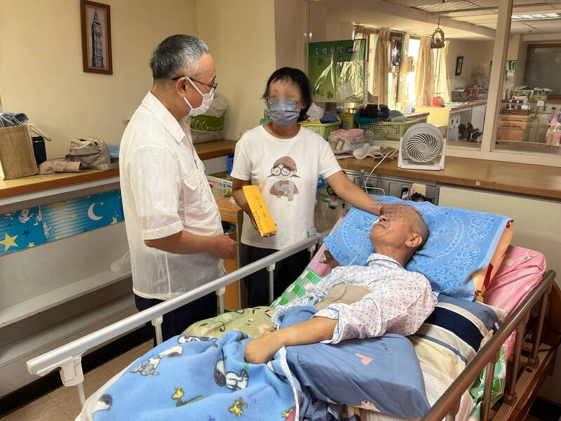資深刑事警官術後昏迷 前署長陳家欽趕往探視、打氣