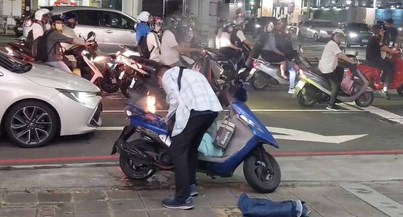 停等紅燈機車突冒火高雄騎士急滅火 火燒車原因待釐清