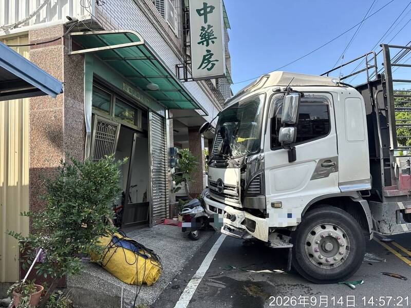 台中石岡大貨車忘拉手煞車 「自駕」連撞住宅大門、夜市攤車