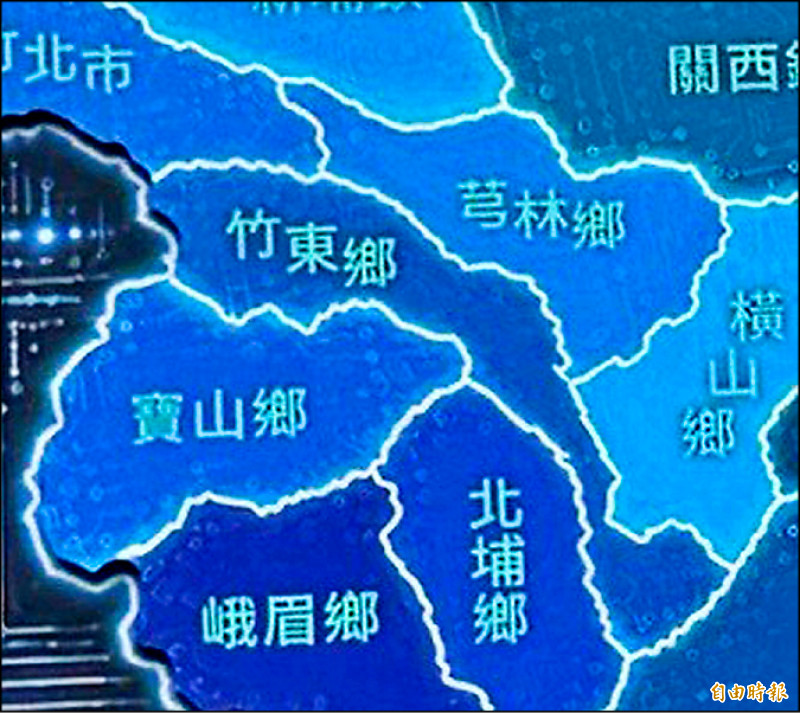 徐欣瑩喊升格 選舉手板「竹東鎮」竟寫成「竹東鄉」
