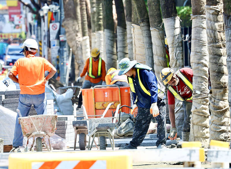 《TAIPEI TIMES》 Average wages climbing, but median wages low