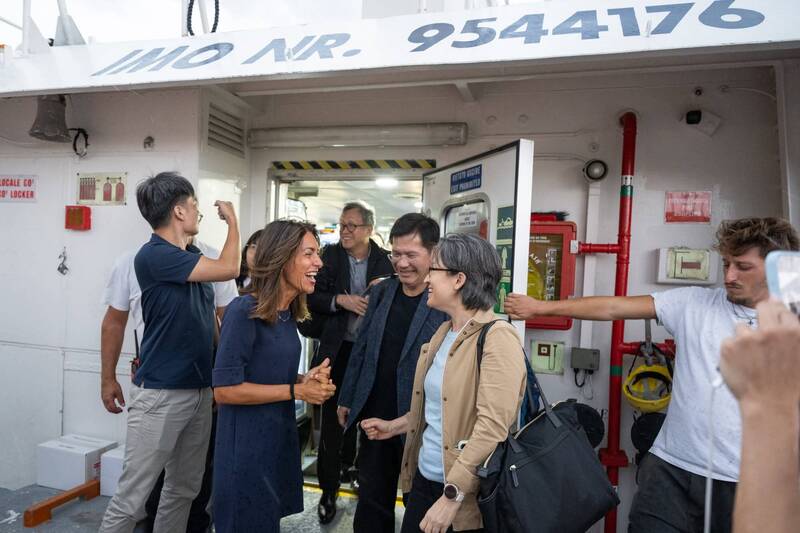 遇惡劣海象暈船嘔吐! 林佳龍陪蕭美琴訪義返台:外交不是逞強鬥狠