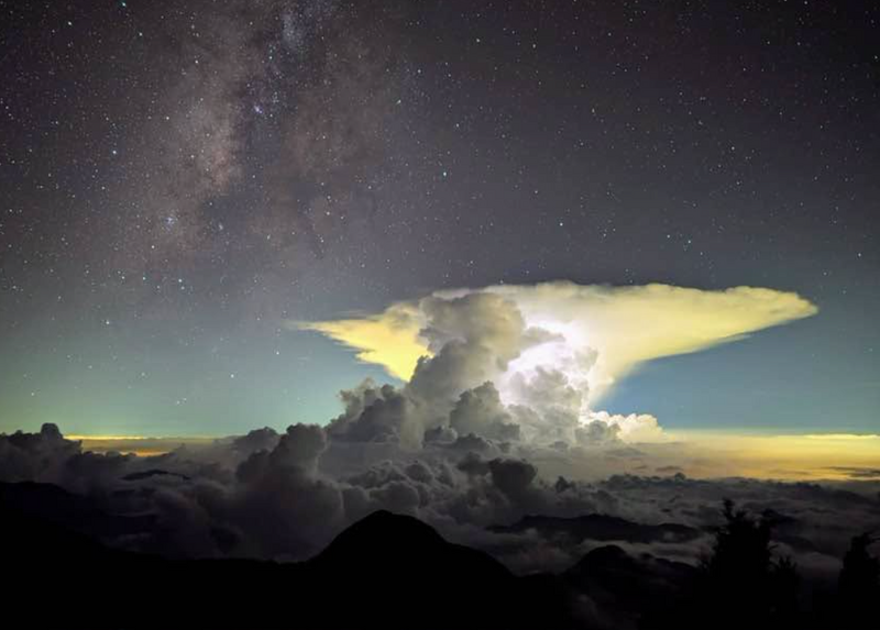 夜空奇景!「鐵砧狀雲」閃亮光 鄭明典曝原因:透露祥和美感