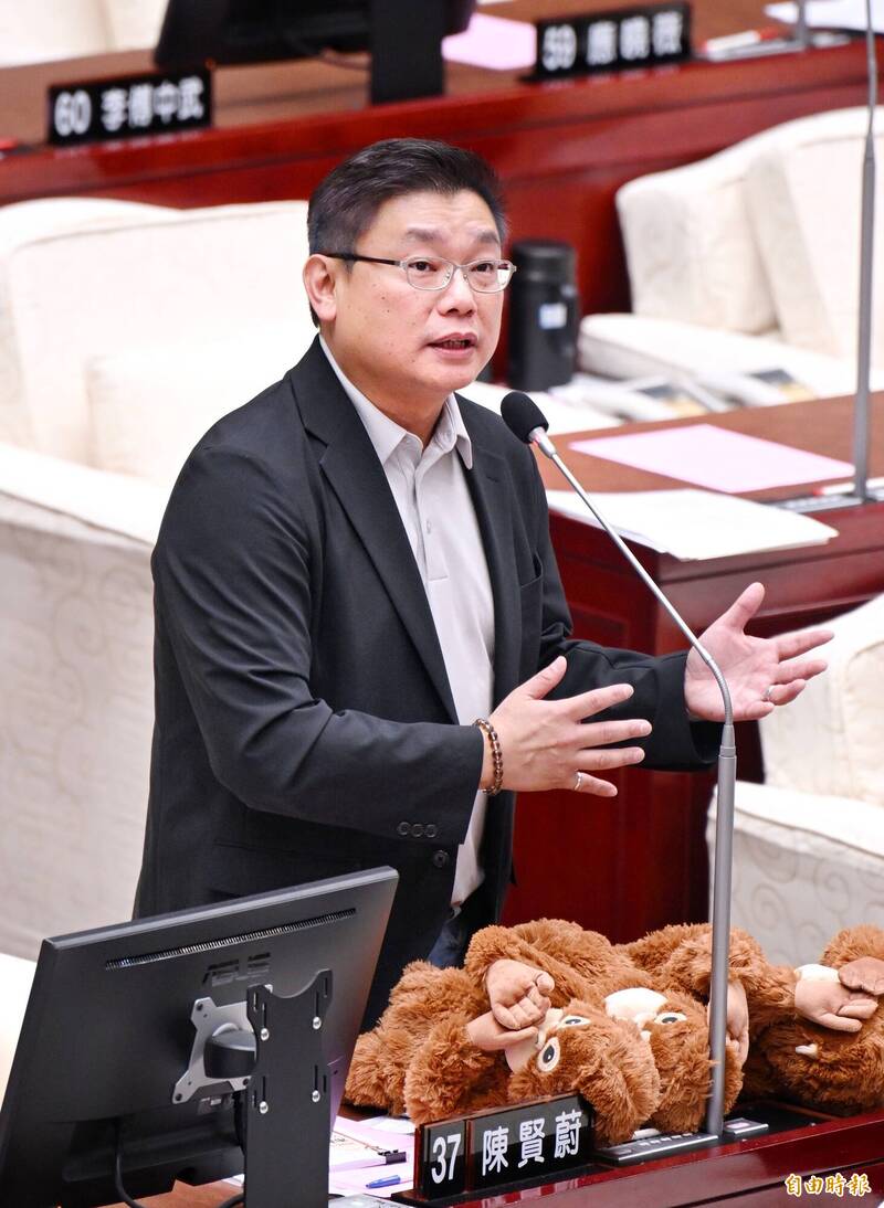 陳賢蔚送「三不猴」諷蔣萬安 批市府看不見問題、聽不進建議、說不清爭議