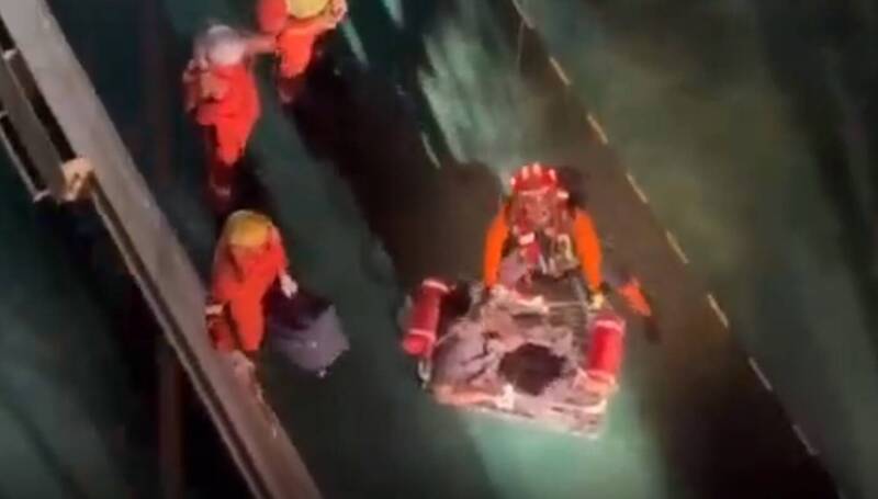 鵝鑾鼻外海韓國貨櫃輪船員斷指 海巡、空勤黑鷹搶救
