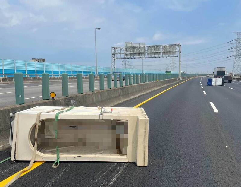 國道險被2座「廁所」砸中! 駕駛驚魂急閃:真是「天外飛來」