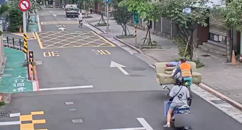 個人搬家公司?腳踏車載3人沙發穿梭台北街頭 網驚「最強概念神」