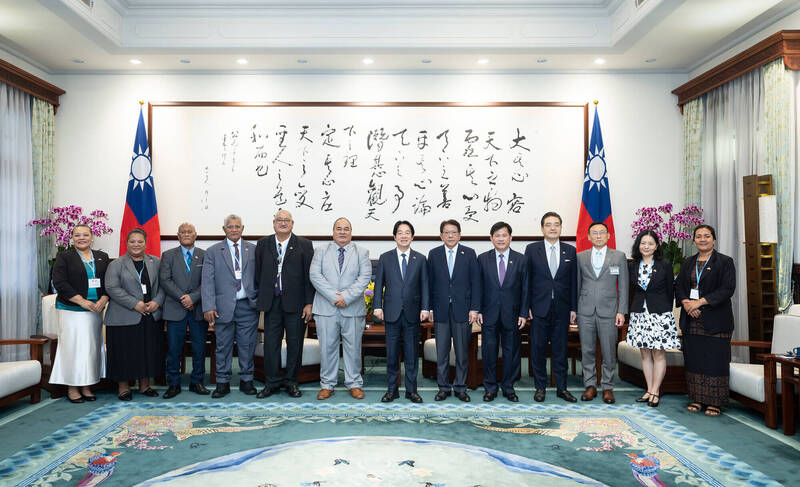 賴清德總統今（15）日上午接見吐瓦魯國外交、勞工及貿易部長帕納巴（Paulson Panapa）訪團。（圖由總統府提供）