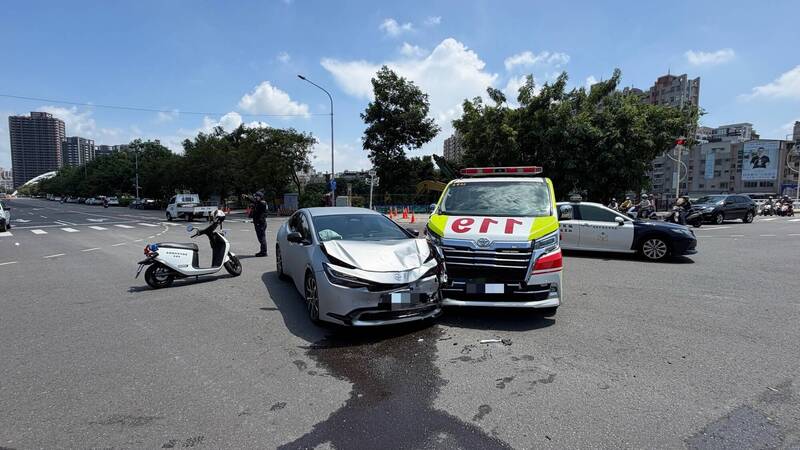 女駕車撞救護車1人送醫變3人受傷 警將開罰