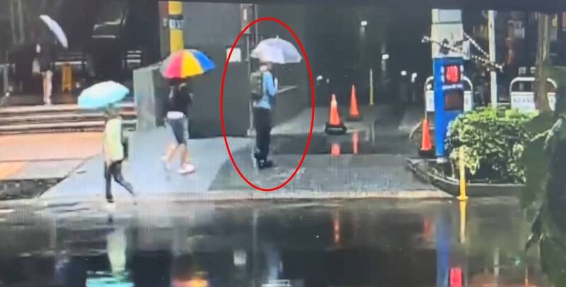 張俊傑日前逃亡經過小碧潭捷運站2號出口處前時，身著藍色外套、黑色長褲及揹著深色後背包。（資料照）