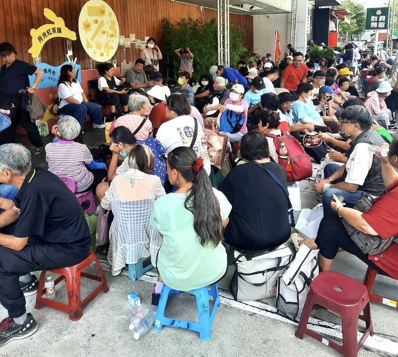 中秋蛋黃酥大戰開打 台中警方狂開違停罰單