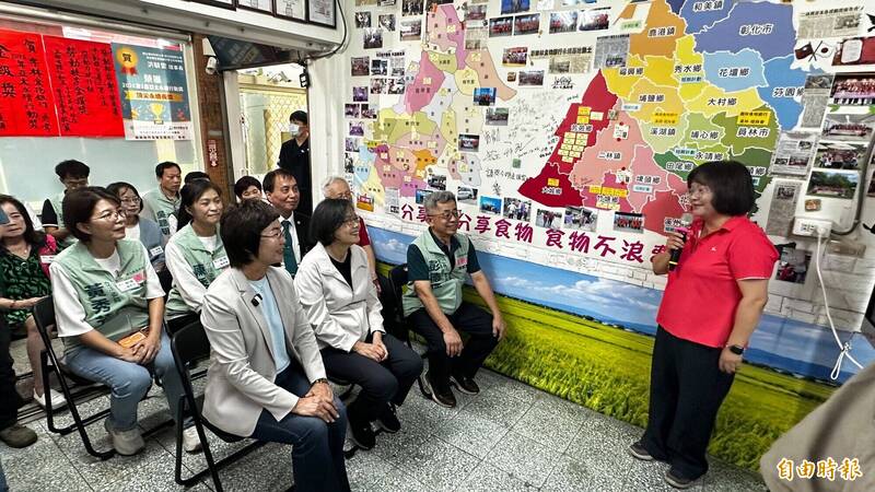前總統蔡英文南下彰化縣二林鎮參訪樂林食物銀行，關心基層社福及串聯在地小農的成果。（記者陳冠備攝）