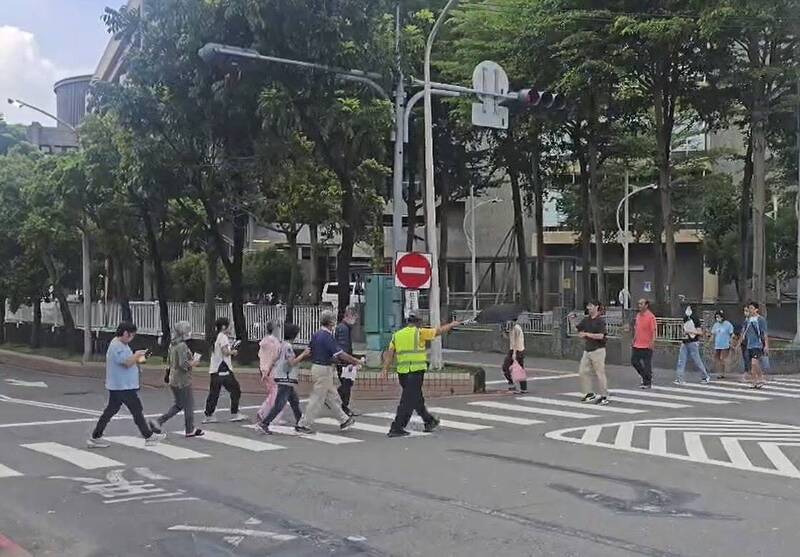 高雄長庚前行人號誌提前歸零 捷運局:新舊訊號競合、已修復