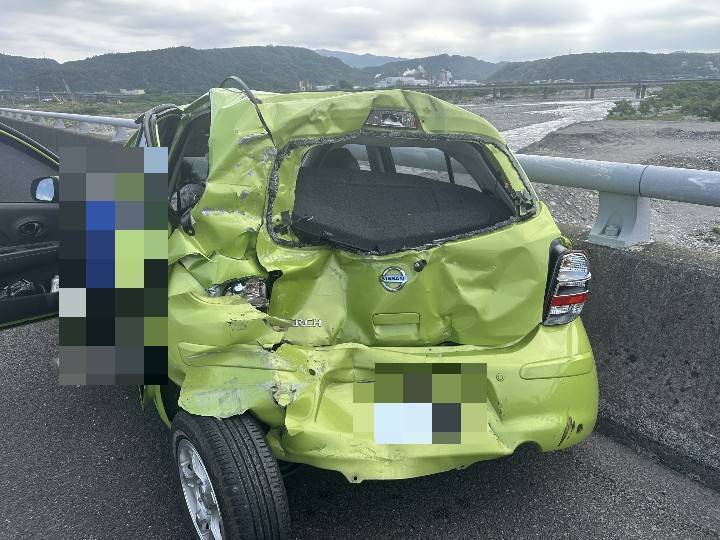 曳引車國1后里段胎皮脫落回堵 2轎車慘遭另輛大貨車撞成廢鐵