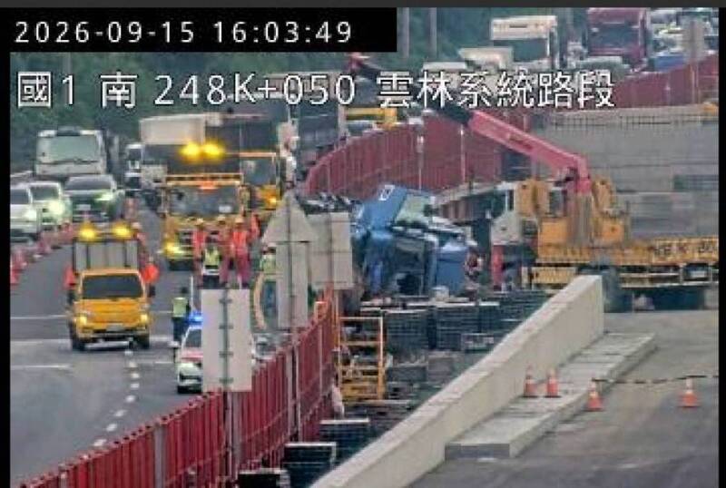 國1雲林段大貨車翻覆北向2車道封閉 國道警籲改道大林交流道