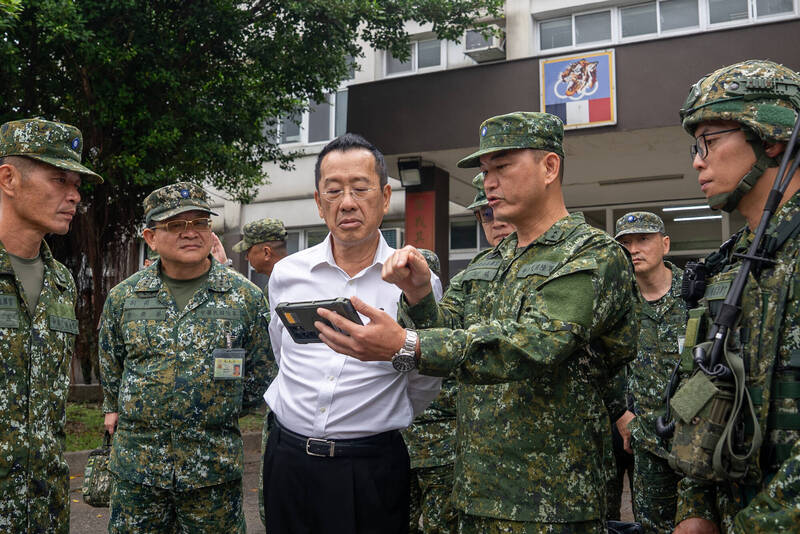 顧立雄秋節慰勉基隆官兵 透過TAK瞭解戰備偵巡路線