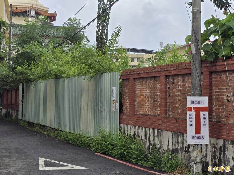 屏東醫院旁私人空地雜草叢生 棄置垃圾蛇鼠出沒 環保局限令改善
