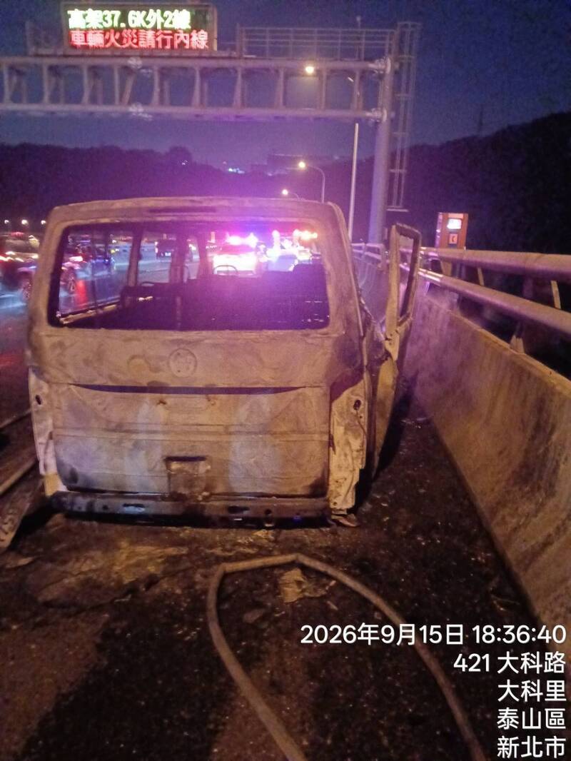 驚險!中山高火燒車 6人剛逃出車即成火球