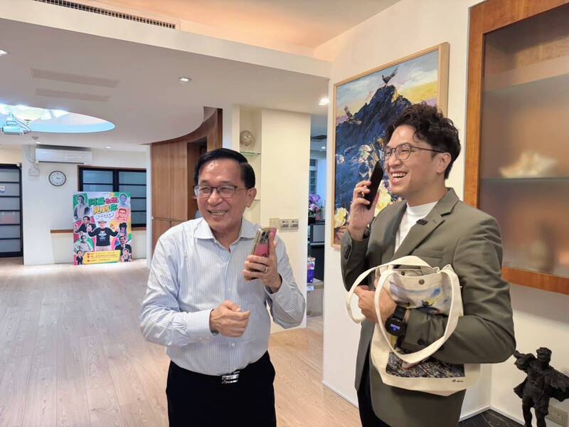 沈伯洋合體陳水扁!加LINE燦笑、抱娃傻眼照笑翻全網