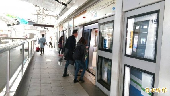 連兩天旅客摔倒!北捷急發聲稱非拆柱「優化列車」 反遭網友圍剿