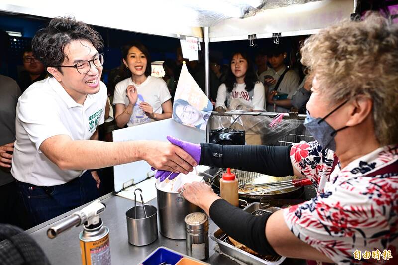 公館夜市捲「洋流」!沈伯洋夜掃2小時 店家「餵食」大辣蔥抓餅
