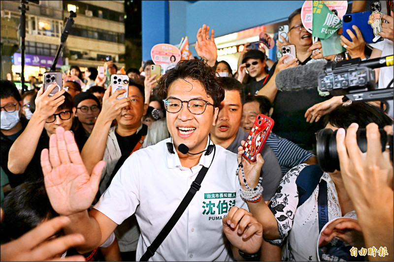沈伯洋公館掃街擠爆 支持者喊︰自己來的