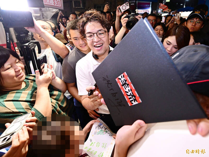 直擊》沈伯洋簽名難求 小妹妹苦等1小時「洋流」伸援手