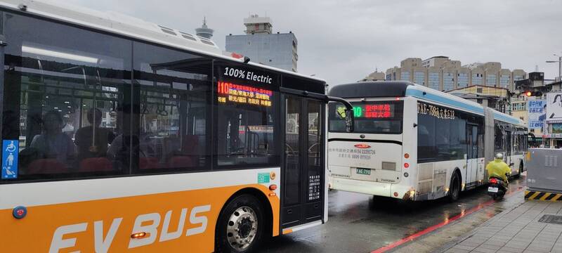 差點被車門夾住!台灣大道「雙節公車退場」噩夢來了 乘客開學擠不上