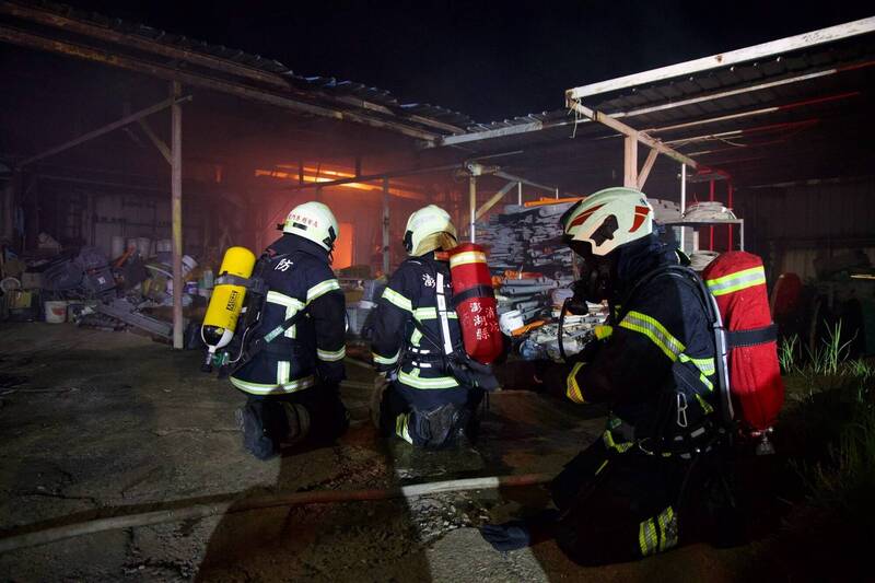 黑夜暗火祝融肆虐鐵皮屋 警消馳援強風中滅火