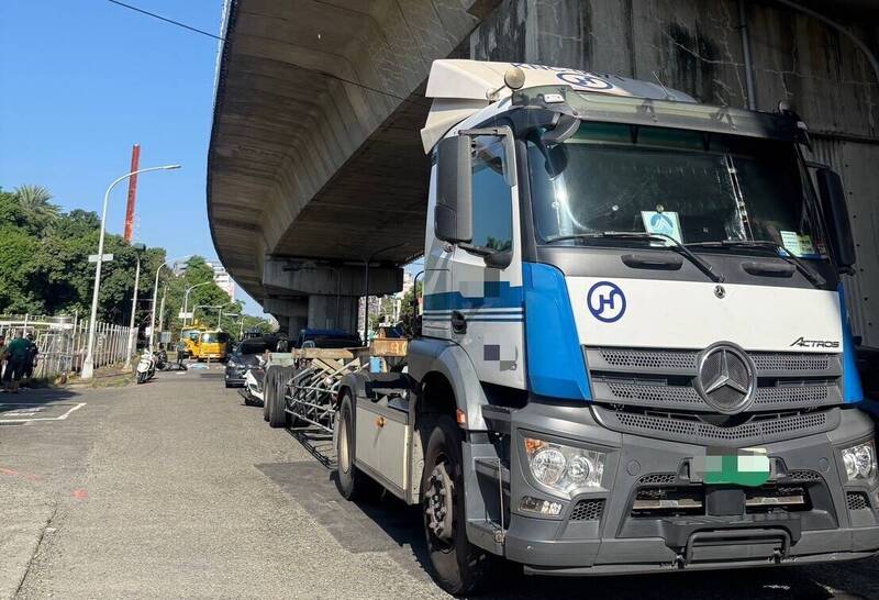 高雄死亡車禍!機車後座7旬老婦慘遭曳引車輾過