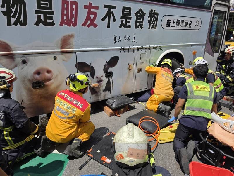 台中國光客運撞到新加坡婦 「聽到尖叫已捲入輪下」無呼吸心跳