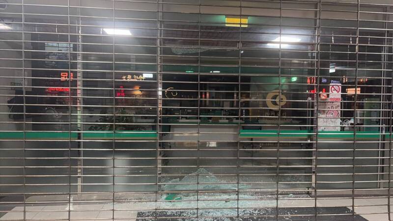 北市銀行玻璃大門突碎裂遭人攻擊? 警方清查︰玻璃門自爆