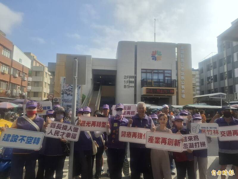 歌手戴梅君陪同無黨澎湖縣長候選人葉竹林北辰市場掃街拜票
