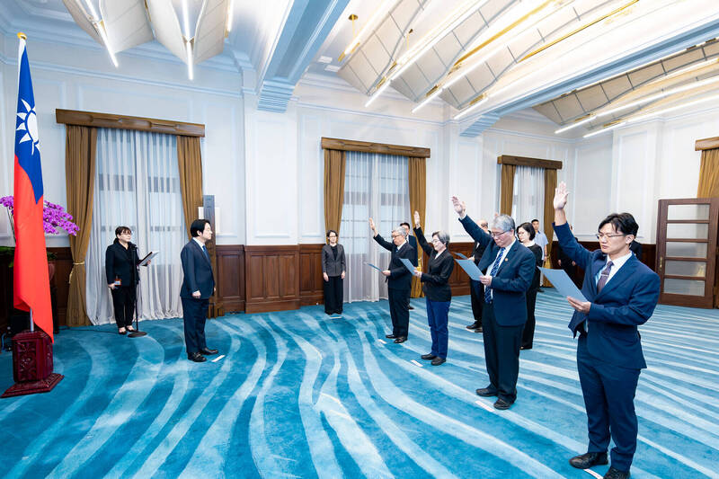總統賴清德今主持新任中央研究院、國史館、行政院政務人員及駐外大使宣誓典禮。（總統府提供）