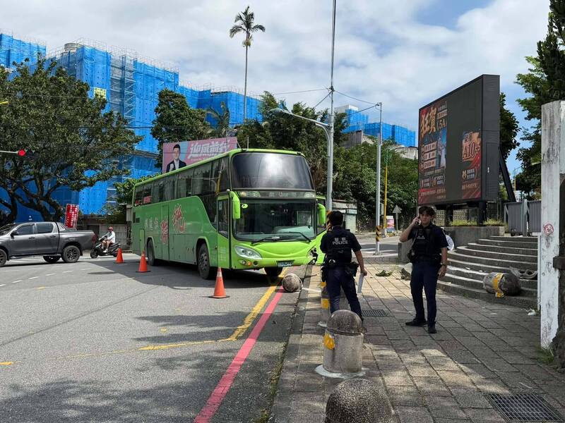客運司機疑恍神 撞上校門前水泥墩
