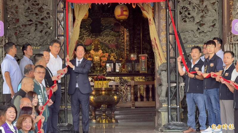 劉建國邀請賴清德總統今天中午到麥寮雷厝順天宮參拜、贈匾。(記者李文德攝)