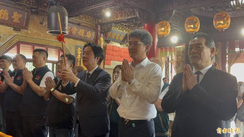 劉建國(右2)邀請賴清德總統(右3)今天中午到麥寮雷厝順天宮參拜、贈匾。(記者李文德攝)