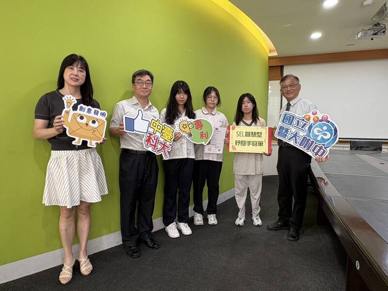 暨大附中老師林淑芳(左起)、中台科大教授林義証,以及暨大附中學生洪芸延、陳品妤、張卉淇發明紓壓手寫筆獲新型專利。右一為暨大附中校長黃方伯。(暨大附中提供) 暨大附中老師林淑芳(左起)、中台科大教授林義証,以及暨大附中學生洪芸延、陳品妤、張卉淇發明紓壓手寫筆獲新型專利。右一為暨大附中校長黃方伯。(暨大附中提供)