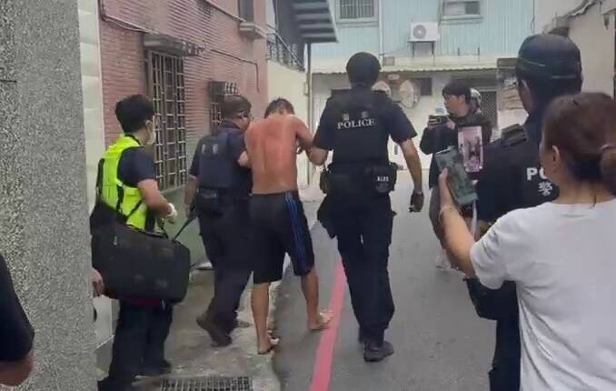 花蓮男持刀揚言尋仇拒捕砍警逃逸攀牆 警追2公里逮人