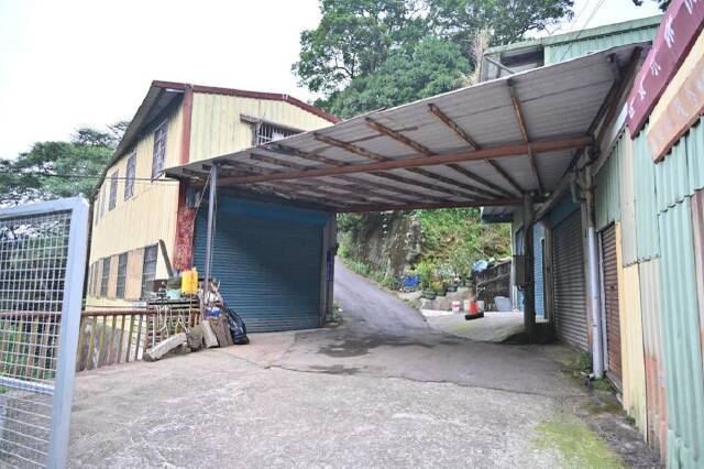 褚男遭吳男等人載到新竹芎林一處工寮行凶。（記者鄭淑婷翻攝）