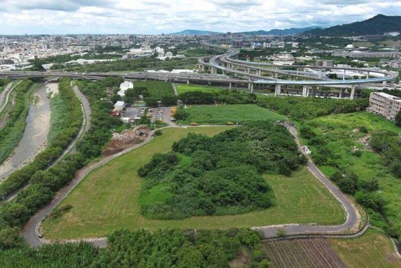 台中潭子堆置上千廢棄床 遭批如「床的世界」
