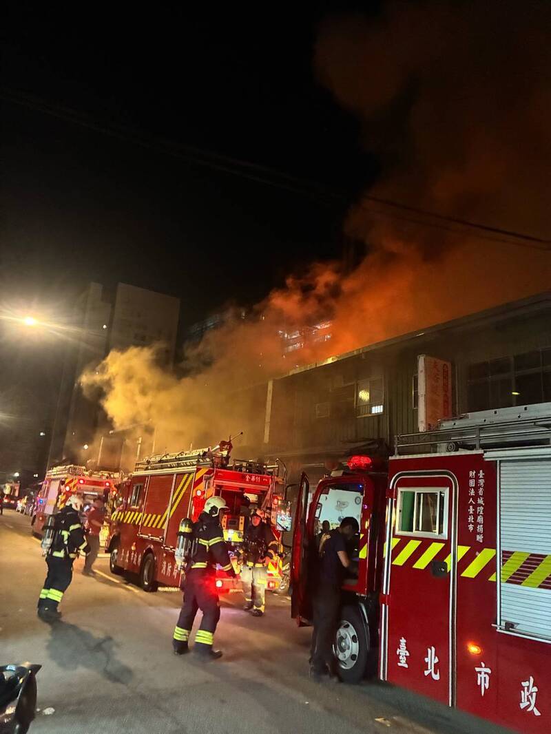 台北市中正區林森南路61巷一間拔罐刮痧店，今日晚間21時7分許突然冒出火煙。（記者鄭景議翻攝）