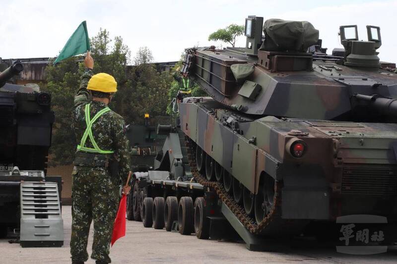 M1A2T戰車上板車也要「乖乖的」陸軍三支部運輸兵群快速搞定