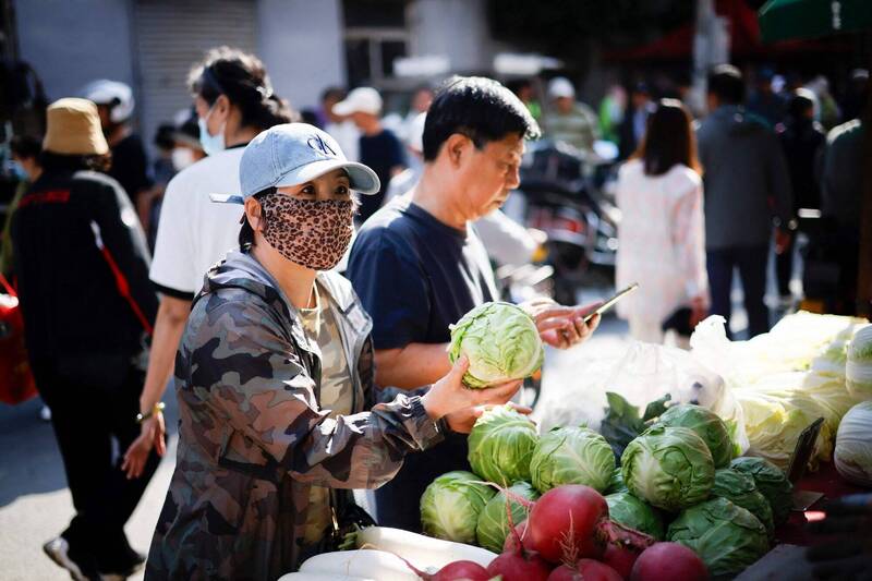 日媒直擊上海菜市場！攤販急扔白菜 疑似心虛畫面全被拍