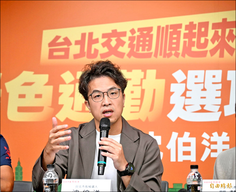中國國台辦昨嗆聲，對清單在列的「台獨頑固份子」絕不姑息、依法懲治、終身追責。沈伯洋競選辦公室對此表示，國台辦言論，恰好回應外界近日對沈伯洋穿著防彈背心的關切。圖為沈伯洋昨日舉行交通政策發表會。（記者羅沛德攝）
