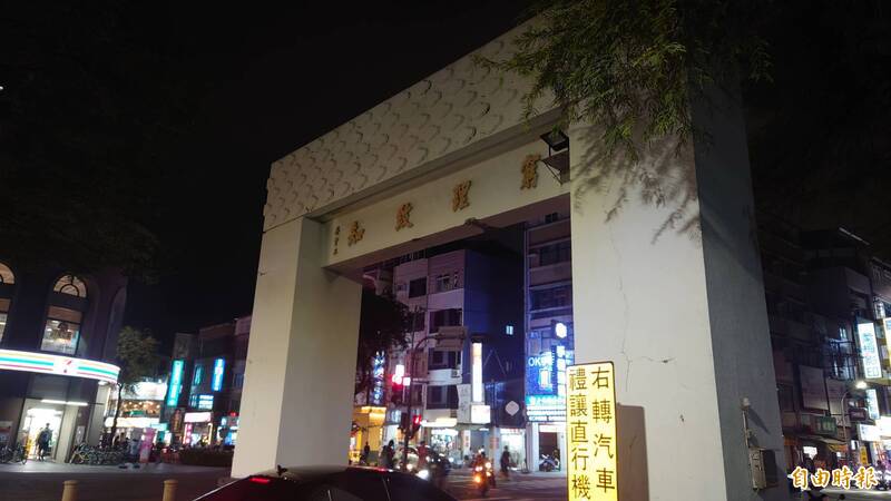 成大70年「窮理致知」牌樓遭撞 網掀拆除與封路論戰