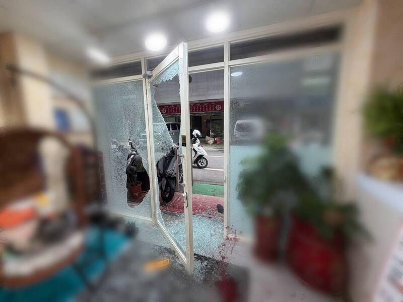 美甲店遭潑漆砸店 新莊警22小時台中逮四煞追藏鏡人